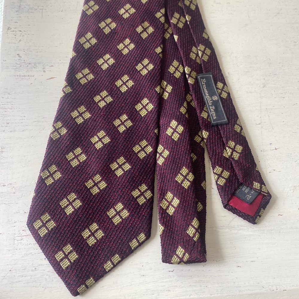 Ermenigildo Zegna Mens 100% Silk Tie Necktie Burgundy w/gold diamonds Italy